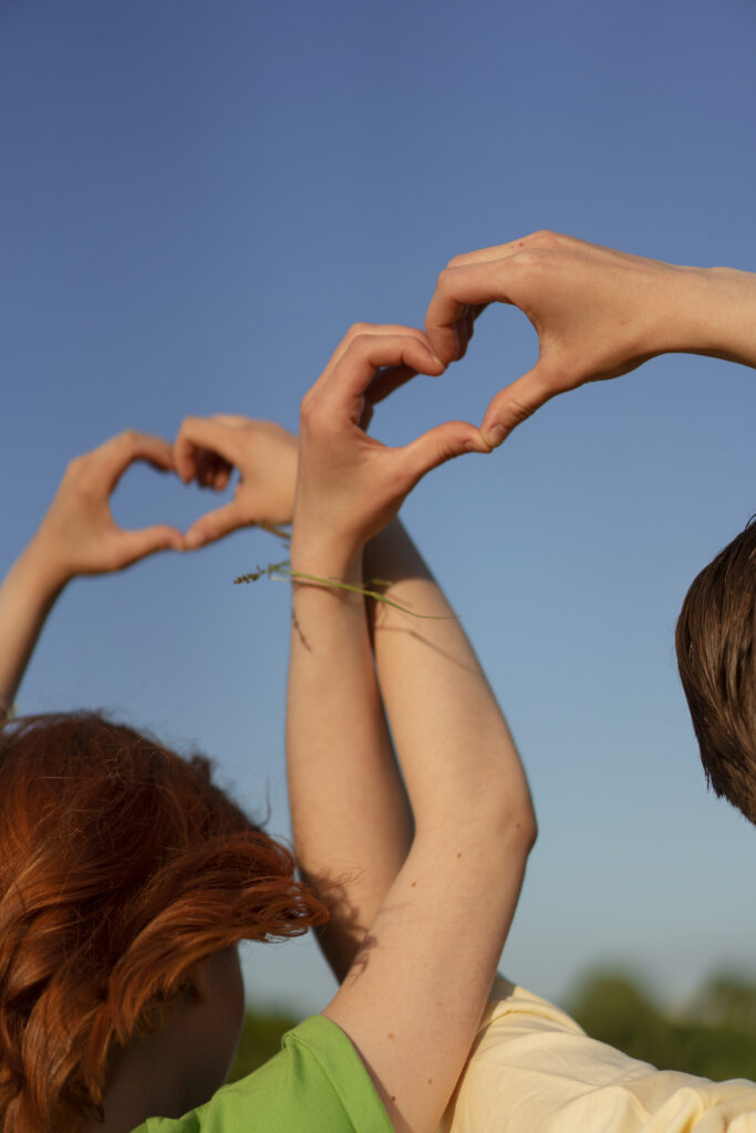 vista posteriore adolescenti che sono amici